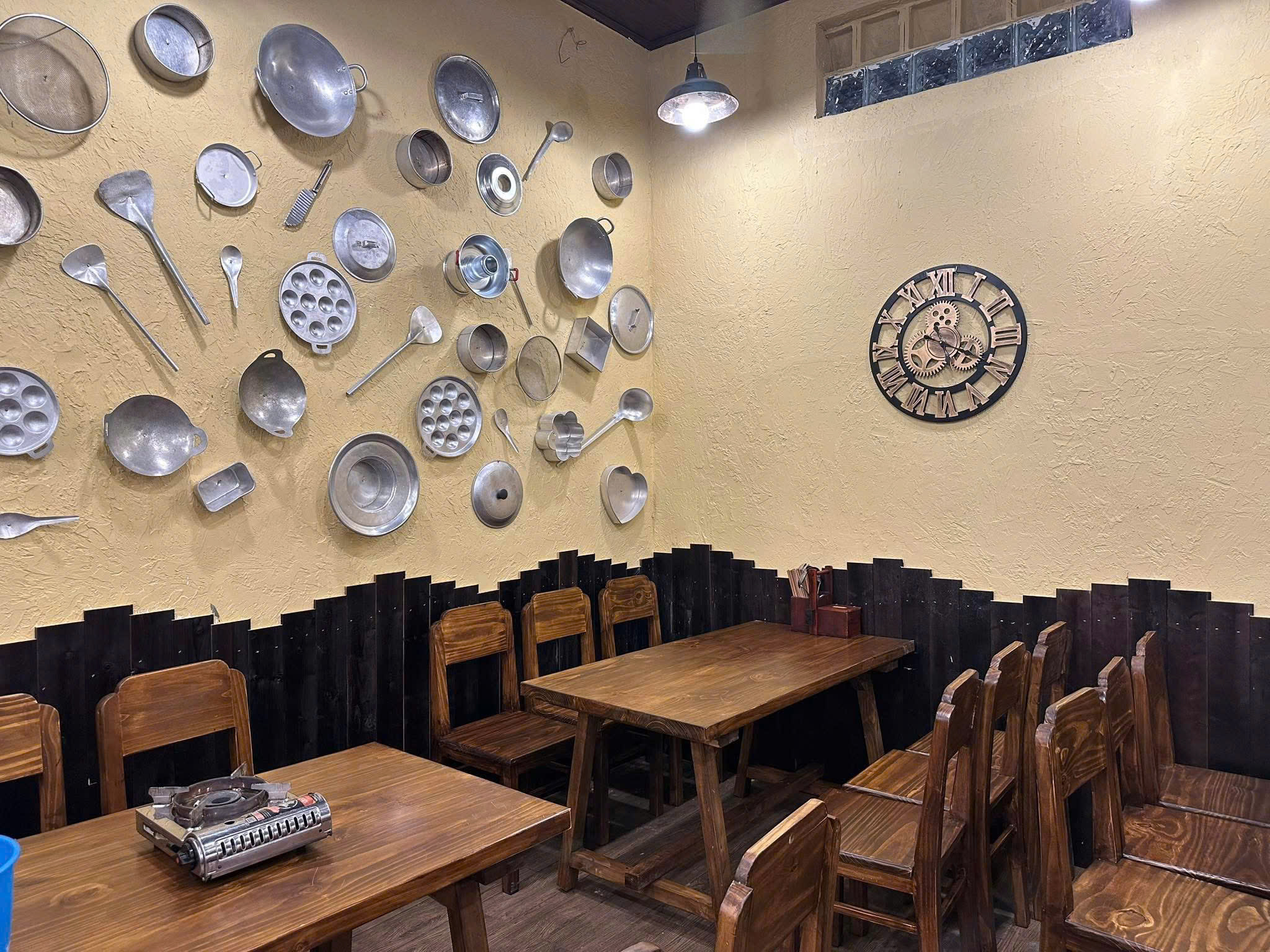 Bộ Bàn Gỗ Thông 1m6 Kèm 6 Ghế Tựa G8 – Phù Hợp Nhà Hàng, Quán Ăn Đông Khách