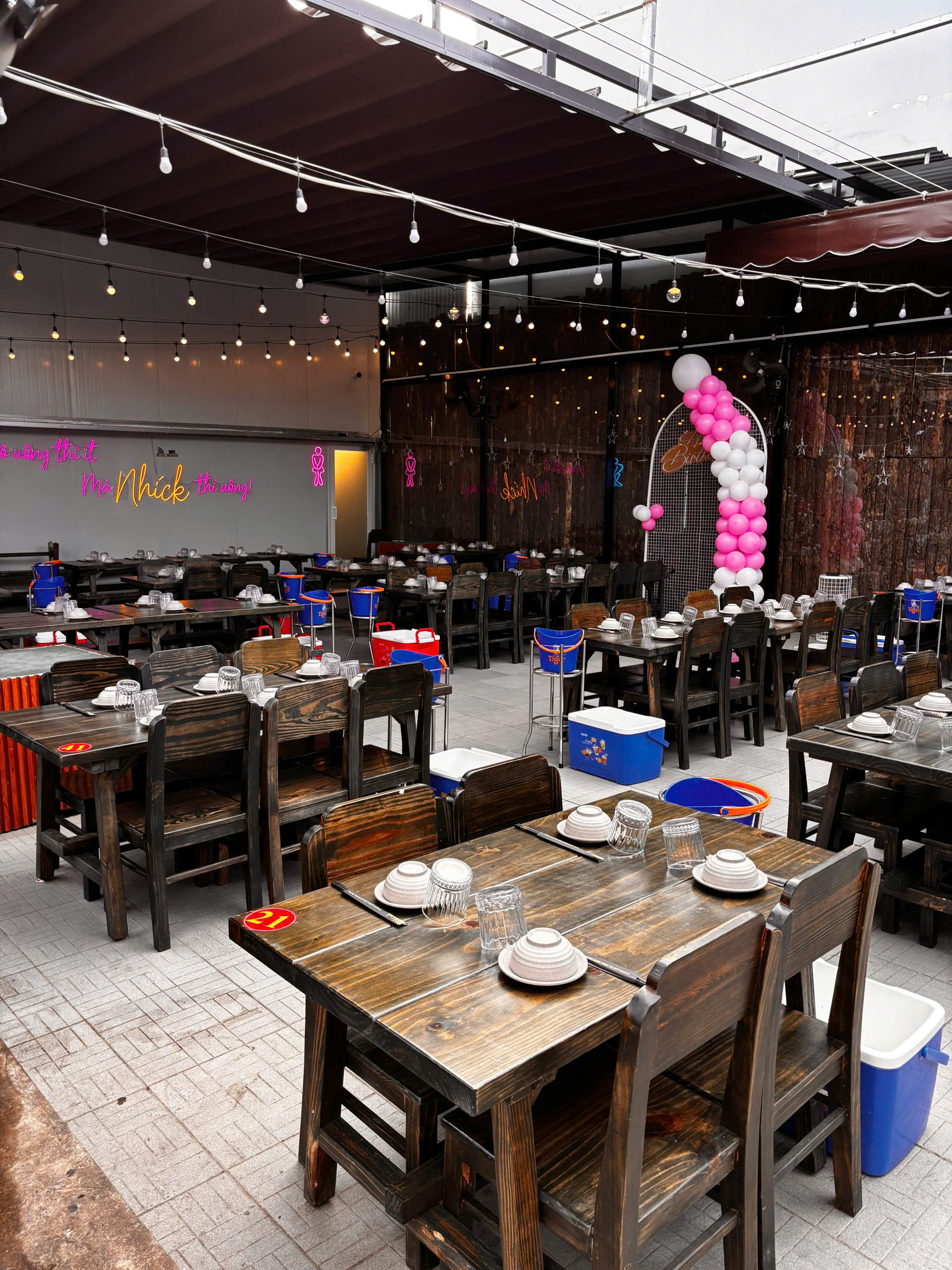 Bộ Bàn Gỗ Thông 1m4 Kèm 4 Ghế Tựa G8 – Phù Hợp Nhà Hàng, Quán Ăn