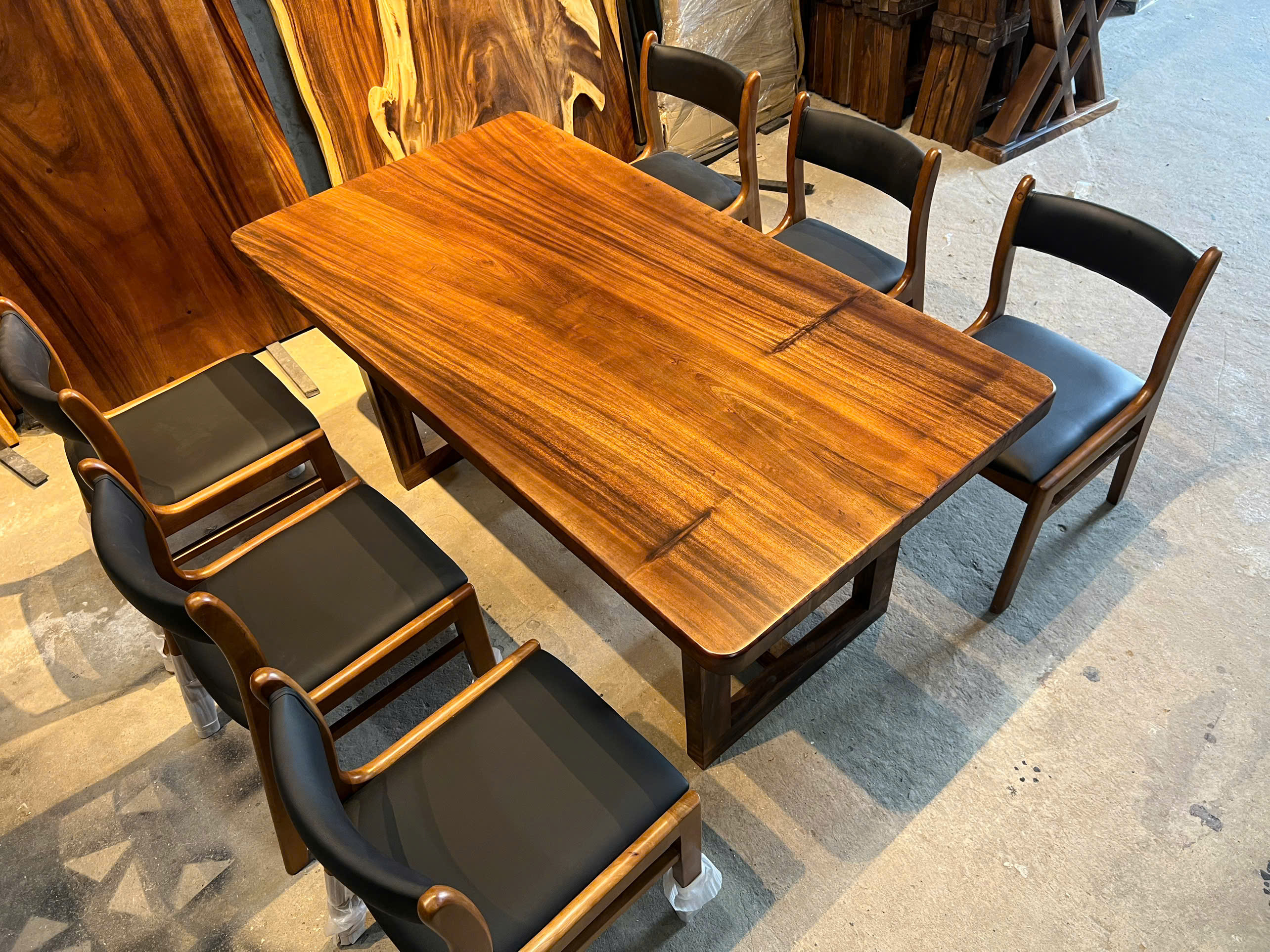 Bàn Gỗ Me Tây Nguyên Tấm Cho Nhà Hàng – Sang Trọng & Bền Bỉ