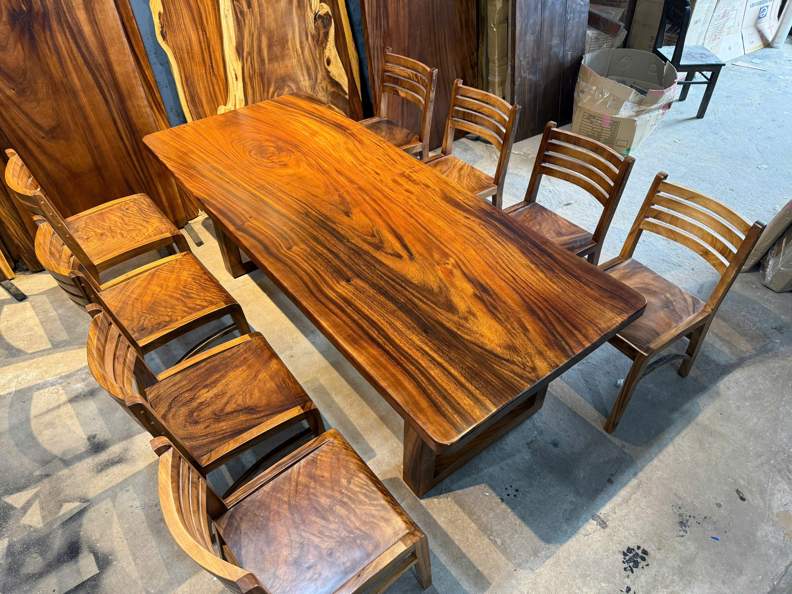 Bàn Gỗ Me Tây Nguyên Khối Dài 2m25 – Tinh Hoa Gỗ Tự Nhiên