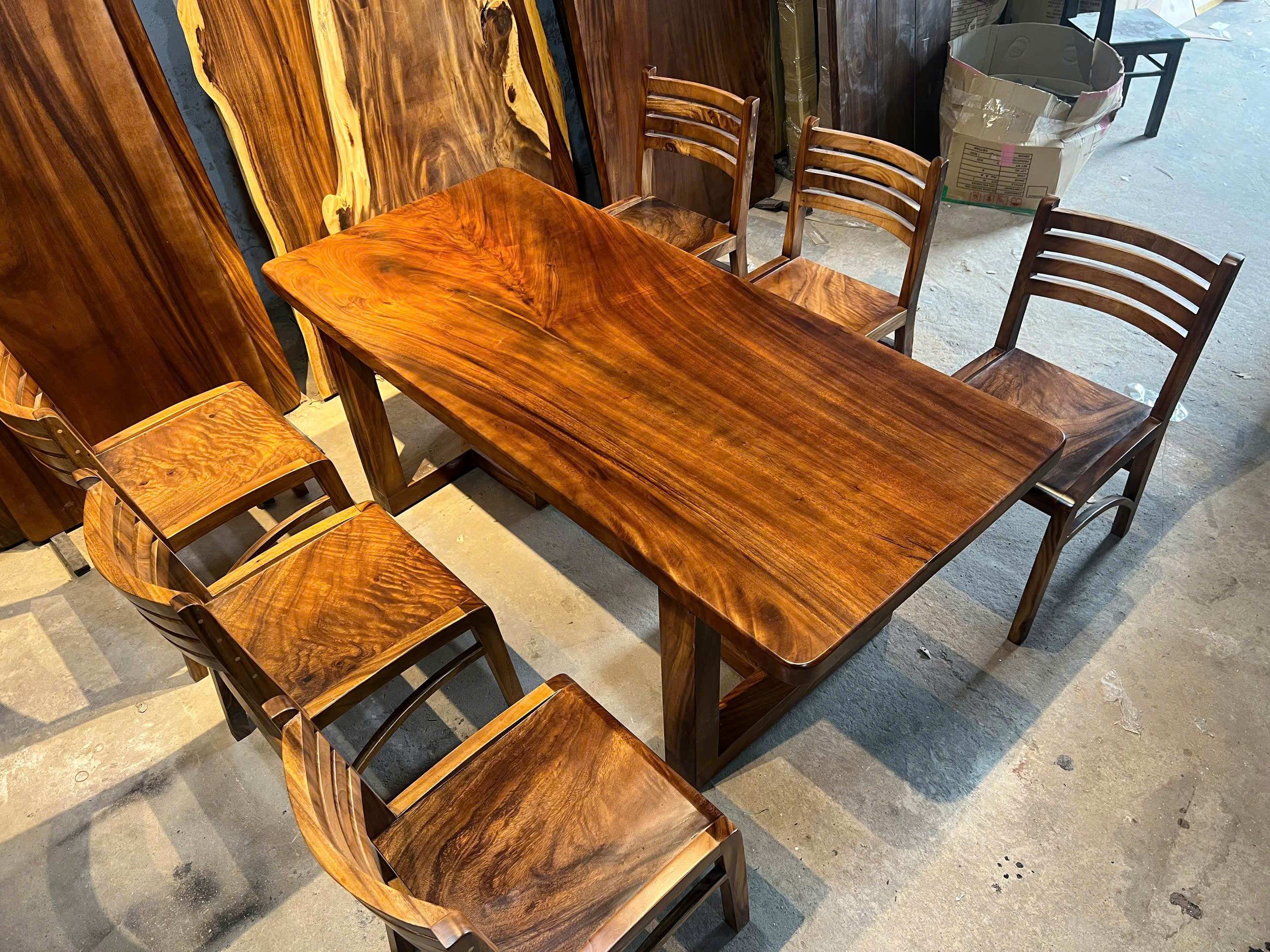 Bàn Gỗ Me Tây Vân Đẹp Dài 1m8 – Tinh Tế Từng Đường Vân Gỗ